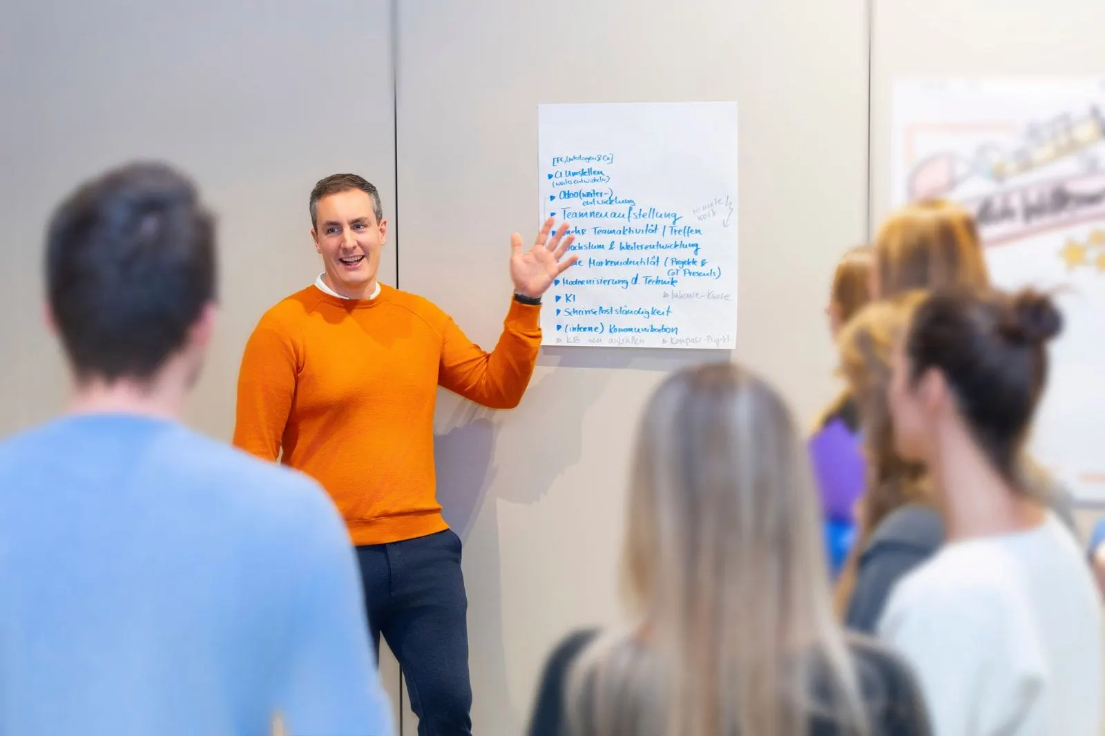 Personen im Kurs Tisch bei Competence on Top
