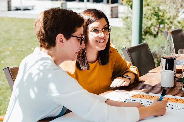 Personen im Kurs Tisch bei Competence on Top
