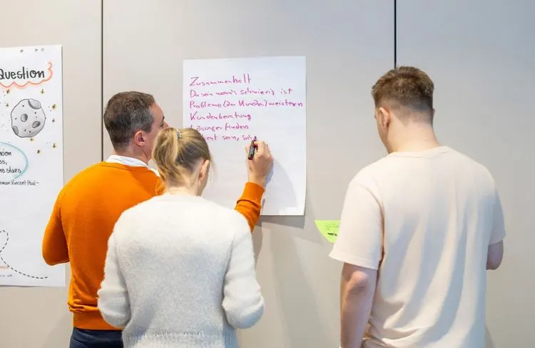 Personen im Kurs Tisch bei Competence on Top