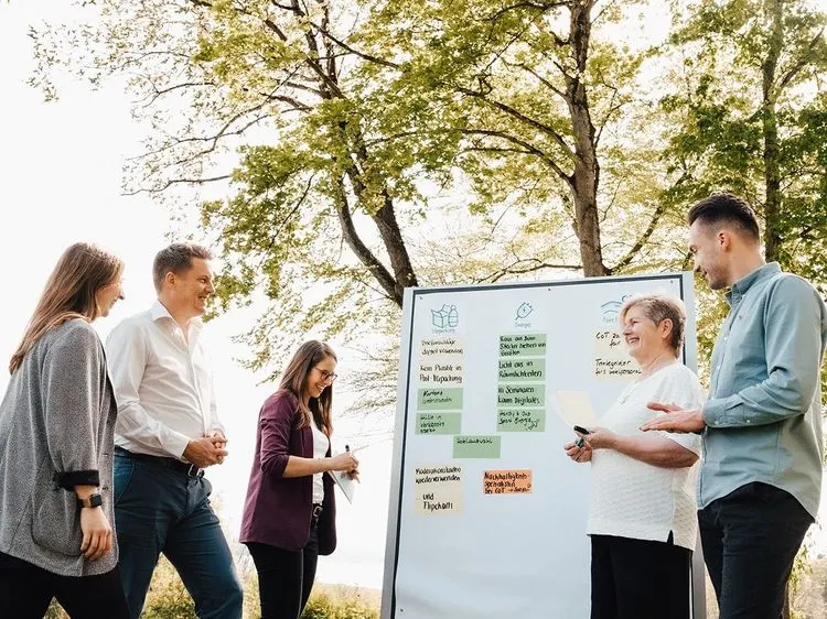 Personen im Kurs Tisch bei Competence on Top